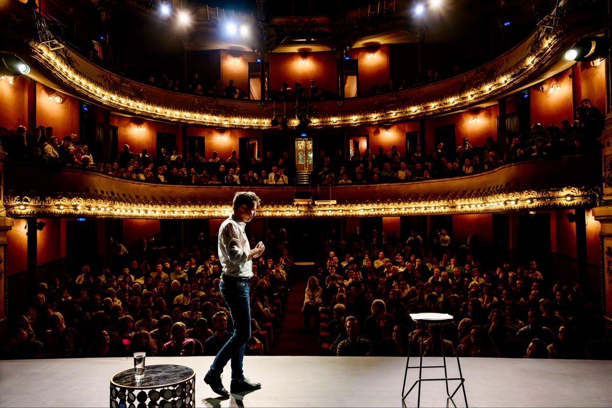 fxbellamy's tweet photo. Les Soirées de la Philo, nouvelle saison : je serai très heureux de vous retrouver sur la scène du magnifique Théâtre Antoine le 12 octobre, pour reprendre avec vous ces rendez-vous que vous avez été des milliers à partager… C’est parti pour une 14ème année - quelle incroyable aventure !

Que vous soyez déjà venus ou que ce soit la première fois, ces soirées sont pour vous. Retrouvez ici toutes les grandes questions de l’année : https://t.co/IgNeU211Yn
