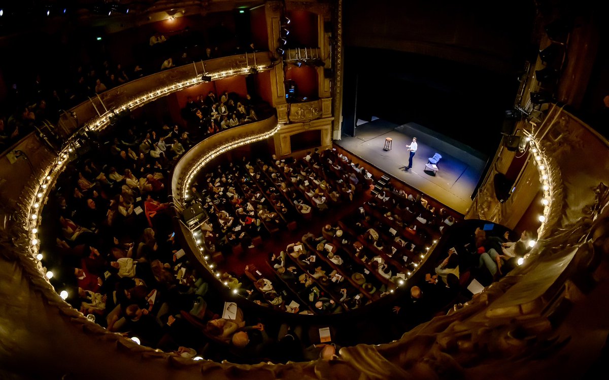 fxbellamy's tweet photo. Les Soirées de la Philo, nouvelle saison : je serai très heureux de vous retrouver sur la scène du magnifique Théâtre Antoine le 12 octobre, pour reprendre avec vous ces rendez-vous que vous avez été des milliers à partager… C’est parti pour une 14ème année - quelle incroyable aventure !

Que vous soyez déjà venus ou que ce soit la première fois, ces soirées sont pour vous. Retrouvez ici toutes les grandes questions de l’année : https://t.co/IgNeU211Yn