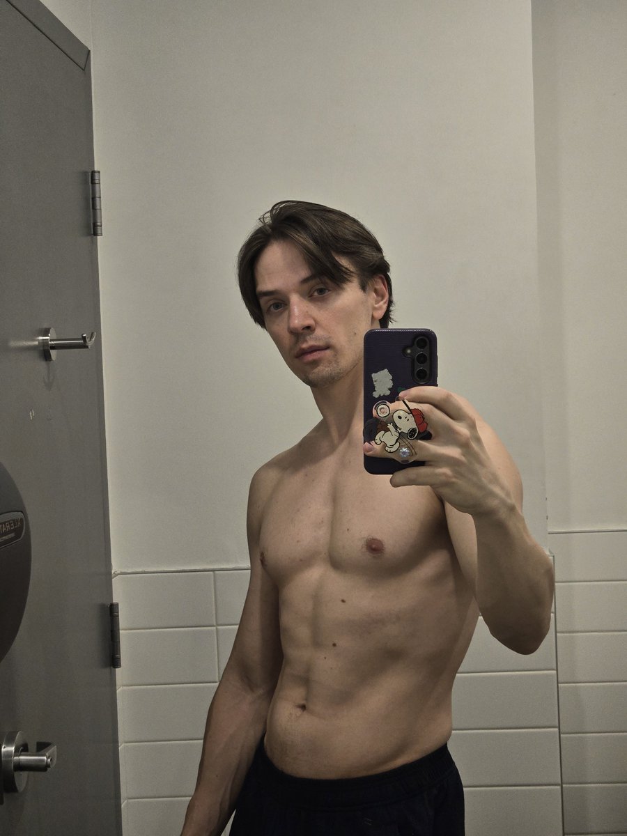 IcyVolk's tweet photo. Practicing my Leon Kennedy mug https://t.co/mXTSm3V4ID