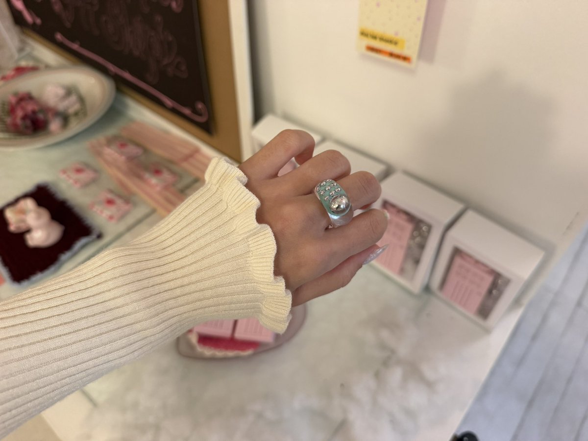 ORlrXNCzX65101's tweet photo. 뉴네일 넘예쁘네... 🥹 https://t.co/mzpFmyMVCB