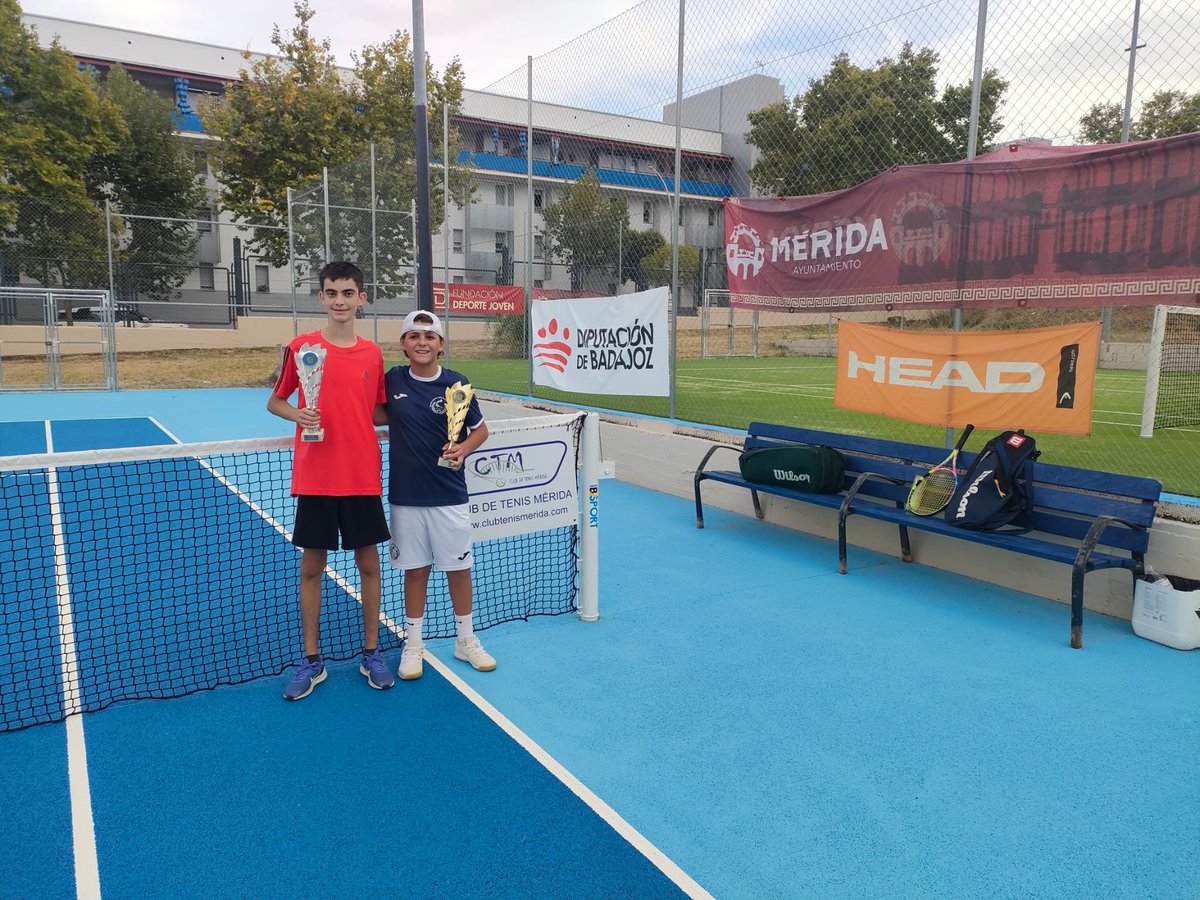 FedExtTenis's tweet photo. Con las entregas de trofeos de todas las categorías cerramos el Torneo de Mérida, "Trofeo @DipdeBadajoz ", la próxima cita será en Cáceres...@jovendeportEXT https://t.co/tLlp6qc1IS
