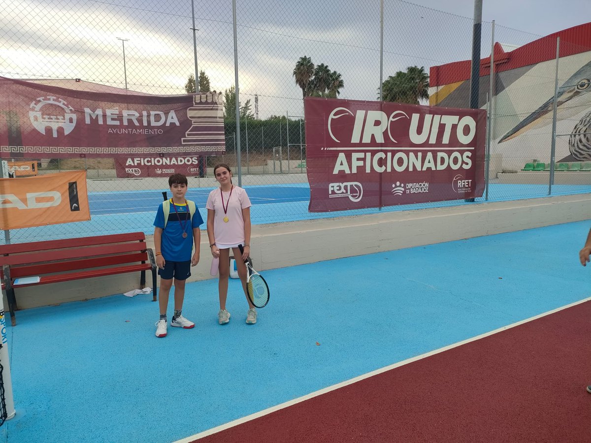 FedExtTenis's tweet photo. Con las entregas de trofeos de todas las categorías cerramos el Torneo de Mérida, "Trofeo @DipdeBadajoz ", la próxima cita será en Cáceres...@jovendeportEXT https://t.co/tLlp6qc1IS
