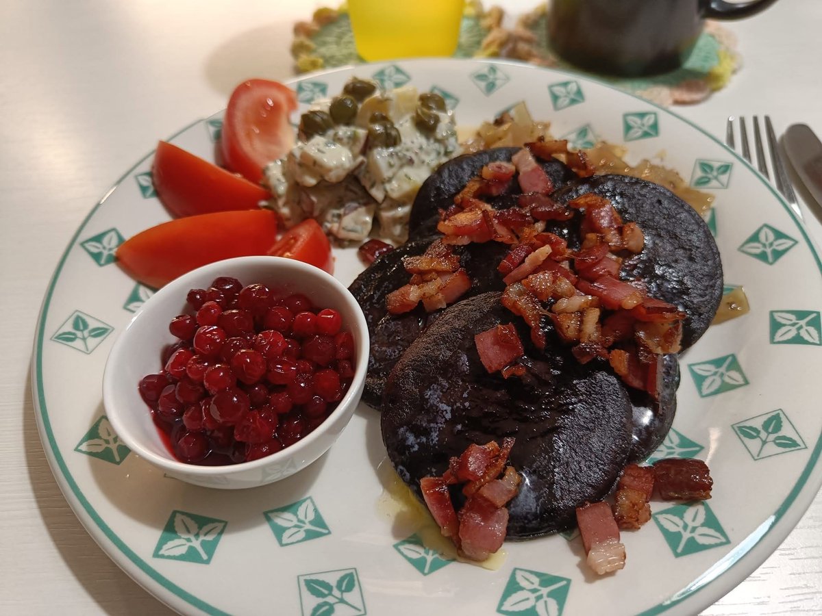 HilpoJuhana's tweet photo. Weekend food

Breakfast

Blood pancakes with melted butter and sugared lingonberries

- Potato salad
- Sauerkraut braised in white wine
- Bacon
- Tomato
1/2
#breakfast #bloodpancakes #lingonberries #bacon #sauerkraut #potatosalad #finnishcuisine #homemade #homecooking https://t.co/2mVCXt8eKX
