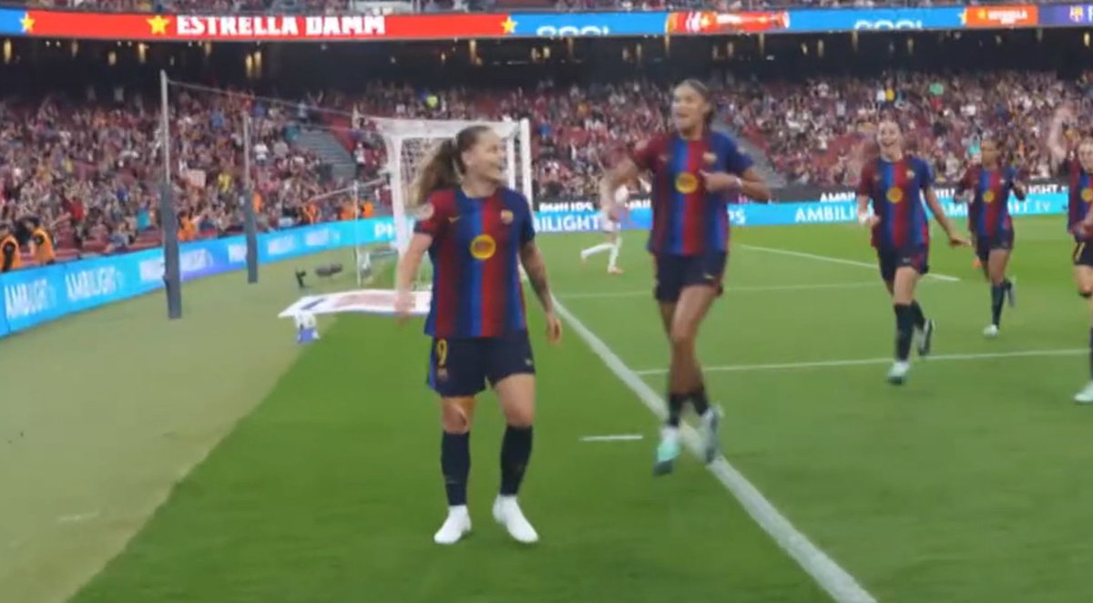 TouchlineX's tweet photo. 1-0 Barça Femení.

GOAAAALLLLLL, CLAUDIA PINA OPENS THE SCORING AGAINST REAL MADRID AFTER ONLY 3 MINUTES!!!!!!!!!!!!!!! GOAL GOAL GOAAAALLL!!!!!!! https://t.co/dq8bBXkp4J