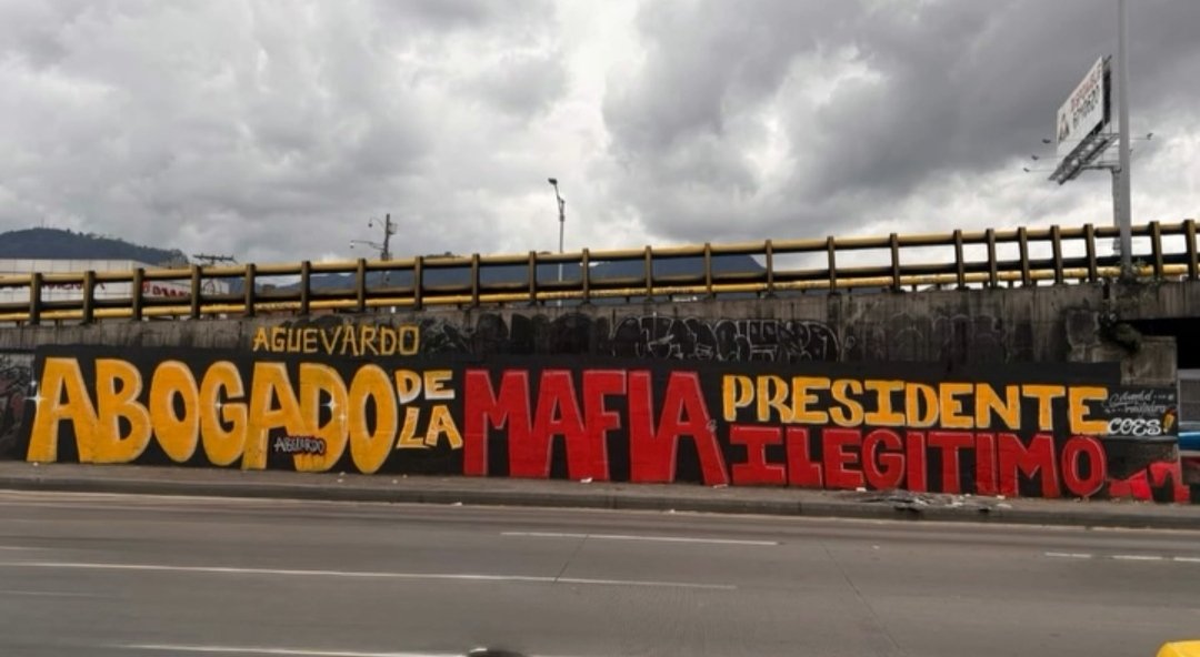 erikdecali's tweet photo. Jóvenes progresistas pintaron el mural

"ABOGADO DE LA MAFIA PRESIDENTE ILEGÍTIMO

Bogotá buena esa 👍 https://t.co/UKCAn1BxZZ