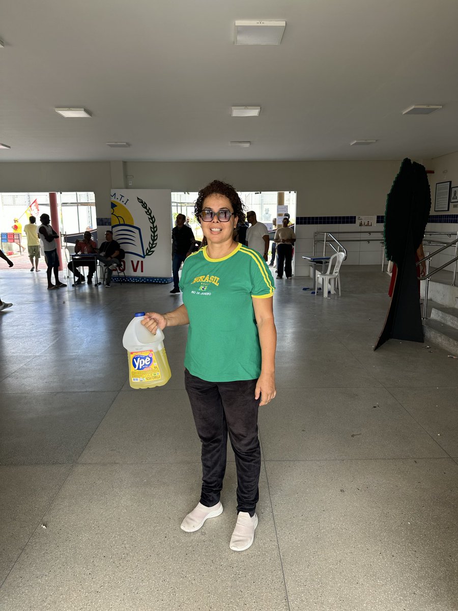 vigsddl's tweet photo. não mas tinha tia que é doente pelo lula veio votar com a blusa do brasil e 1 litro de detergente Ypê LKKKKKKKKKKKKKKKKKKKKKK https://t.co/rqc2FF0Lua