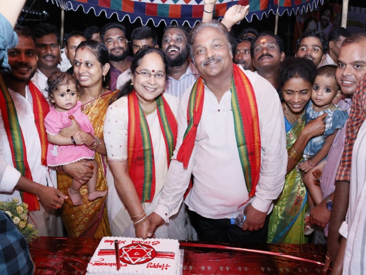 LokamMadhavi's tweet photo. నెల్లిమర్ల నియోజకవర్గ జనసేన నాయకుల నడుమ లోకం మాధవి – లోకం ప్రసాద్ దంపతుల వివాహ వార్షికోత్సవ వేడుకలు 

మన ప్రియతమ స్ఫూర్తి ప్రదాత, నెల్లిమర్ల నియోజకవర్గ ఎమ్మెల్యే శ్రీమతి లోకం మాధవి గారు మరియు శ్రీ లోకం ప్రసాద్ గారి వివాహ వార్షికోత్సవ మహోత్సవం సందర్భంగా కొండపేట గ్రామంలో నెల్లిమర్ల నియోజకవర్గ జనసేన నాయకులు, కార్యకర్తలు మరియు అభిమానుల నడుమ కేక్ కటింగ్ నిర్వహించి ఆనందాన్ని పంచుకున్నారు.

ఈ సందర్భంగా నాయకులు, కార్యకర్తలు, అభిమానులు లోకం మాధవి గారు – లోకం ప్రసాద్ గారికి హృదయపూర్వక వివాహ వార్షికోత్సవ శుభాకాంక్షలు తెలియజేశారు. 💐🎂

@janasenaparty
@pawankalyan @jspshatagniteam @jspveeramahila 

#LokamMadhavi #WeddingAnniversary #JanaSena #Nellimarla