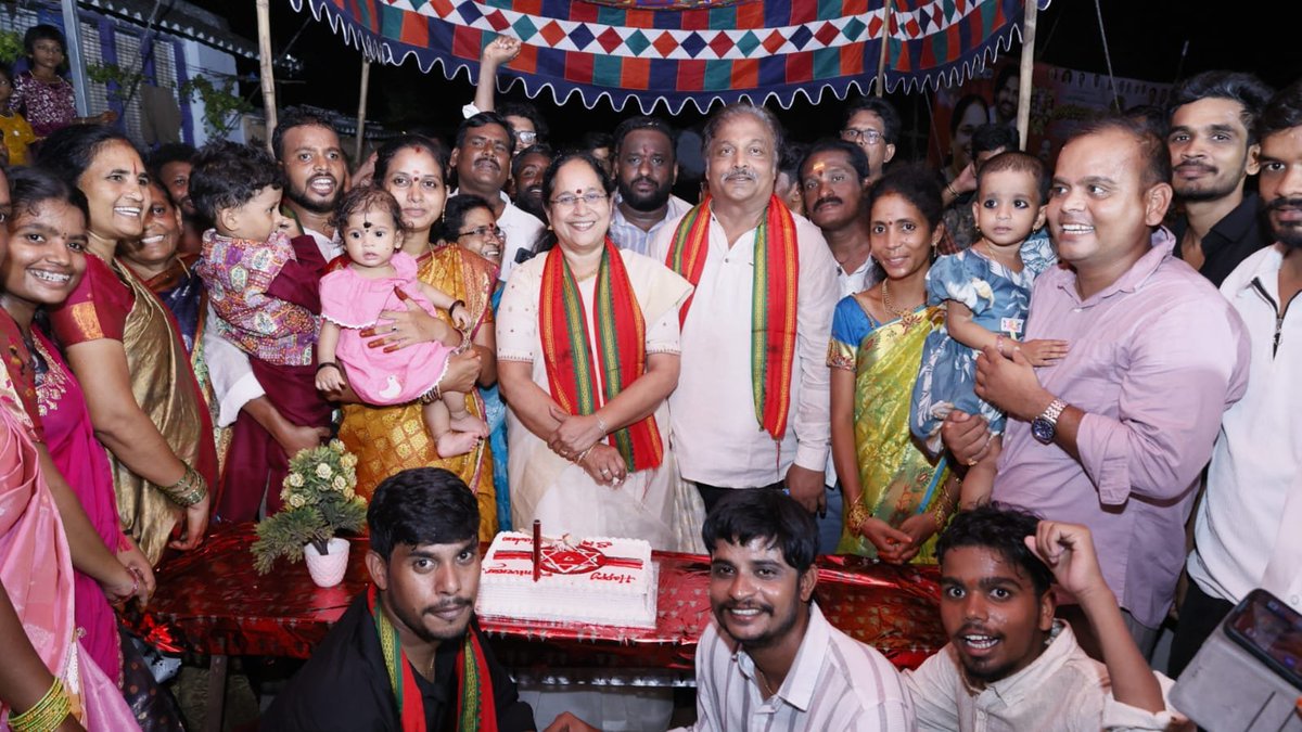 LokamMadhavi's tweet photo. నెల్లిమర్ల నియోజకవర్గ జనసేన నాయకుల నడుమ లోకం మాధవి – లోకం ప్రసాద్ దంపతుల వివాహ వార్షికోత్సవ వేడుకలు 

మన ప్రియతమ స్ఫూర్తి ప్రదాత, నెల్లిమర్ల నియోజకవర్గ ఎమ్మెల్యే శ్రీమతి లోకం మాధవి గారు మరియు శ్రీ లోకం ప్రసాద్ గారి వివాహ వార్షికోత్సవ మహోత్సవం సందర్భంగా కొండపేట గ్రామంలో నెల్లిమర్ల నియోజకవర్గ జనసేన నాయకులు, కార్యకర్తలు మరియు అభిమానుల నడుమ కేక్ కటింగ్ నిర్వహించి ఆనందాన్ని పంచుకున్నారు.

ఈ సందర్భంగా నాయకులు, కార్యకర్తలు, అభిమానులు లోకం మాధవి గారు – లోకం ప్రసాద్ గారికి హృదయపూర్వక వివాహ వార్షికోత్సవ శుభాకాంక్షలు తెలియజేశారు. 💐🎂

@janasenaparty
@pawankalyan @jspshatagniteam @jspveeramahila 

#LokamMadhavi #WeddingAnniversary #JanaSena #Nellimarla
