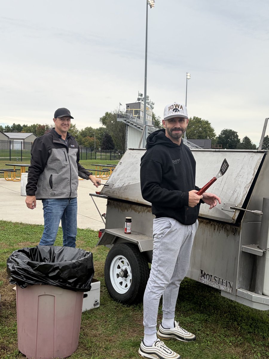 ClearLakeFB's tweet photo. 🍔 Grills fired up, Lions fueled up! 

A big THANK YOU to our team meal sponsor, Ryco, and our sophomore parents for putting together a great team grill night! Special shoutout to dads, Zane and Adam, for manning the grills! 

Good food, great company, and a great community! https://t.co/AOKhiOcSEC