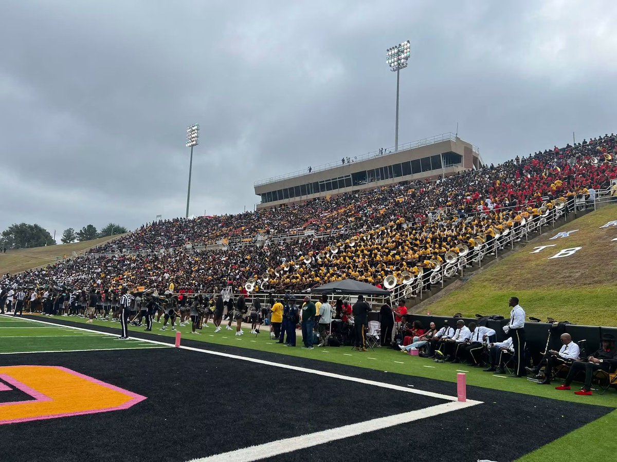 LaraeMyles's tweet photo. I LOVE THAT I CAN SAY I GRADUATED FROM GRAMBLING! 🖤💛🐯💛❤️#Homecoming2026 #125Years 🎓 #GramFam 🐅 #BlackExcellence 💁🏽♀️ #WhyNotGrambling 📚 https://t.co/FOyY2MxBsb