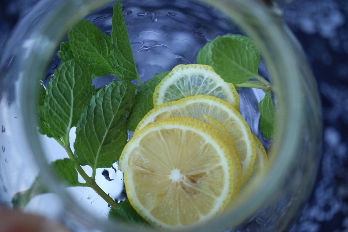 RebeccaWaljrss's tweet photo. Prepara un refrescante limonada casera: mezcla jugo de 3 limones, 2 cucharadas de azúcar y agua fría. Listo en 5 minutos!， https://t.co/tCZ8V3ZExx