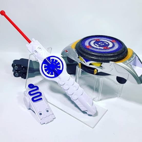 Sava3851's tweet photo. @Midwesternerd_5 @KRRicRX That one need to look closely 
His eyes is cobra's hood 
His belt is cobra head with coiled pattern on the back
His weapon is snake's tongue https://t.co/wZKd2Y04GH