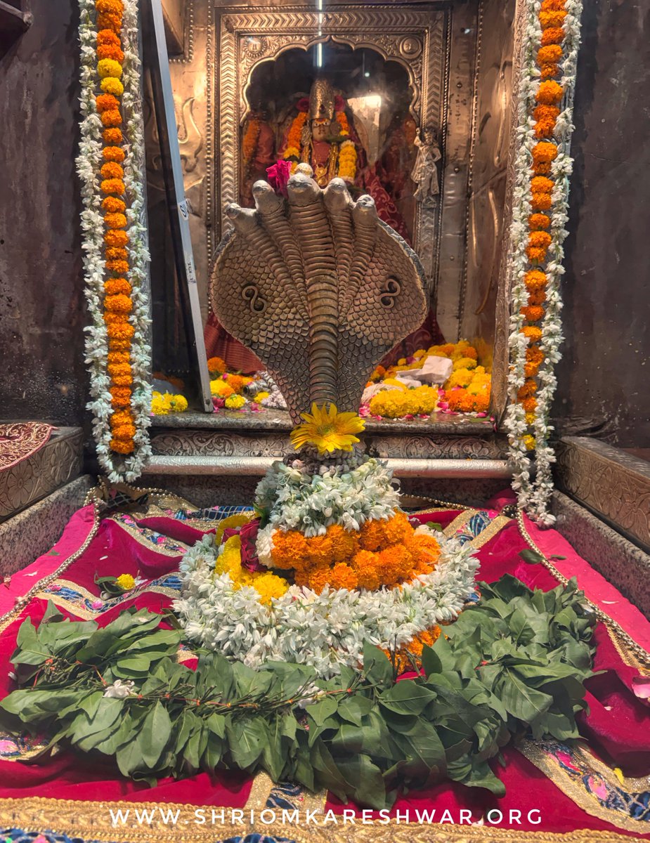 OmkarJyotirling's tweet photo. 🚩जय ओंकार जी🚩
द्वादश ज्योतिर्लिंग में चतुर्थ, श्री ओंकारेश्वर में ओंकार महाराज के शयन दर्शन।
आश्विन कृष्ण पक्ष अष्टमी स. 2082 रविवार  दिनांक- 04/10/26
वेब-https://t.co/cOFsHLEZaw
हेल्प-8989998686(8AM-8PM)
#omkareshwar #ओम्कारेश्वर https://t.co/m7U5O9RByO