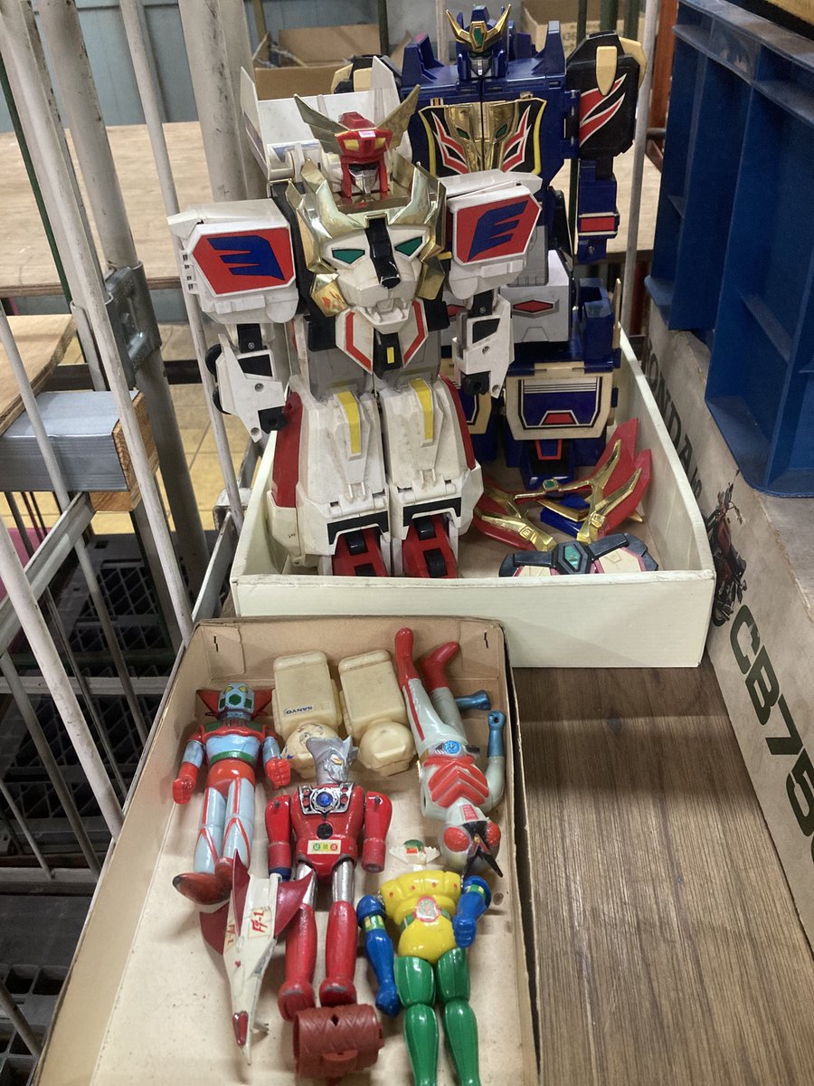asahibunka_'s tweet photo. #レトロゲーム #スーパーファミコン #勇者 系の合体玩具 #レトロトイ  #ソフビ #タカトク #ウルトラマンレオ
色々と6日出品です。
#サブカルチャー の #古物市場 と言えば
 #岐阜羽島の会 #古物商
#オークション会場 #玩具 #漫画 ＃レトロハンター #昭和レトロ #subculture #仕入れ https://t.co/8DHi9SaaMr