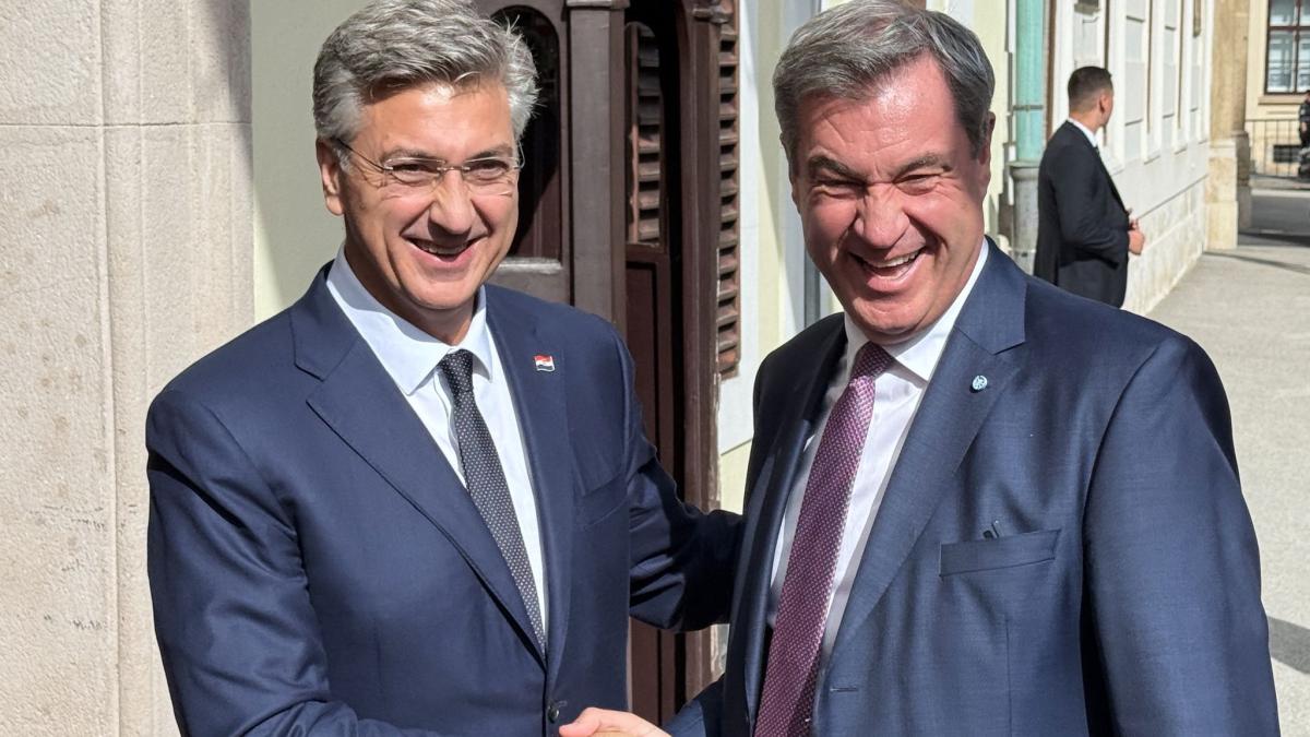 AZ_Augsburg's tweet photo. Bayerns Ministerpräsident und seine Delegation werden in Zagreb herzlich empfangen. Doch ganz zum Schluss geht etwas schief. https://t.co/vLQFc5AaeC https://t.co/KkmSUmvDjE
