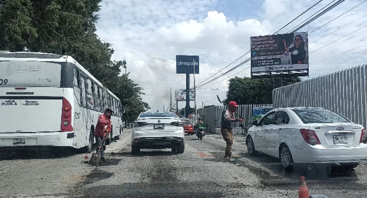 Hechizero_38's tweet photo. @pepechedrauimx Ya se encuentran en este momento rompiendo el concreto estas dos personas sobre la 11 Sur frente a la SEMEFO. @SSC_Pue nunca se presentó y continúan generando ingresos dañando las vialidades...¿Con quién tengo que pedir ayuda o de qué manera se tiene que hacer para que respondan?