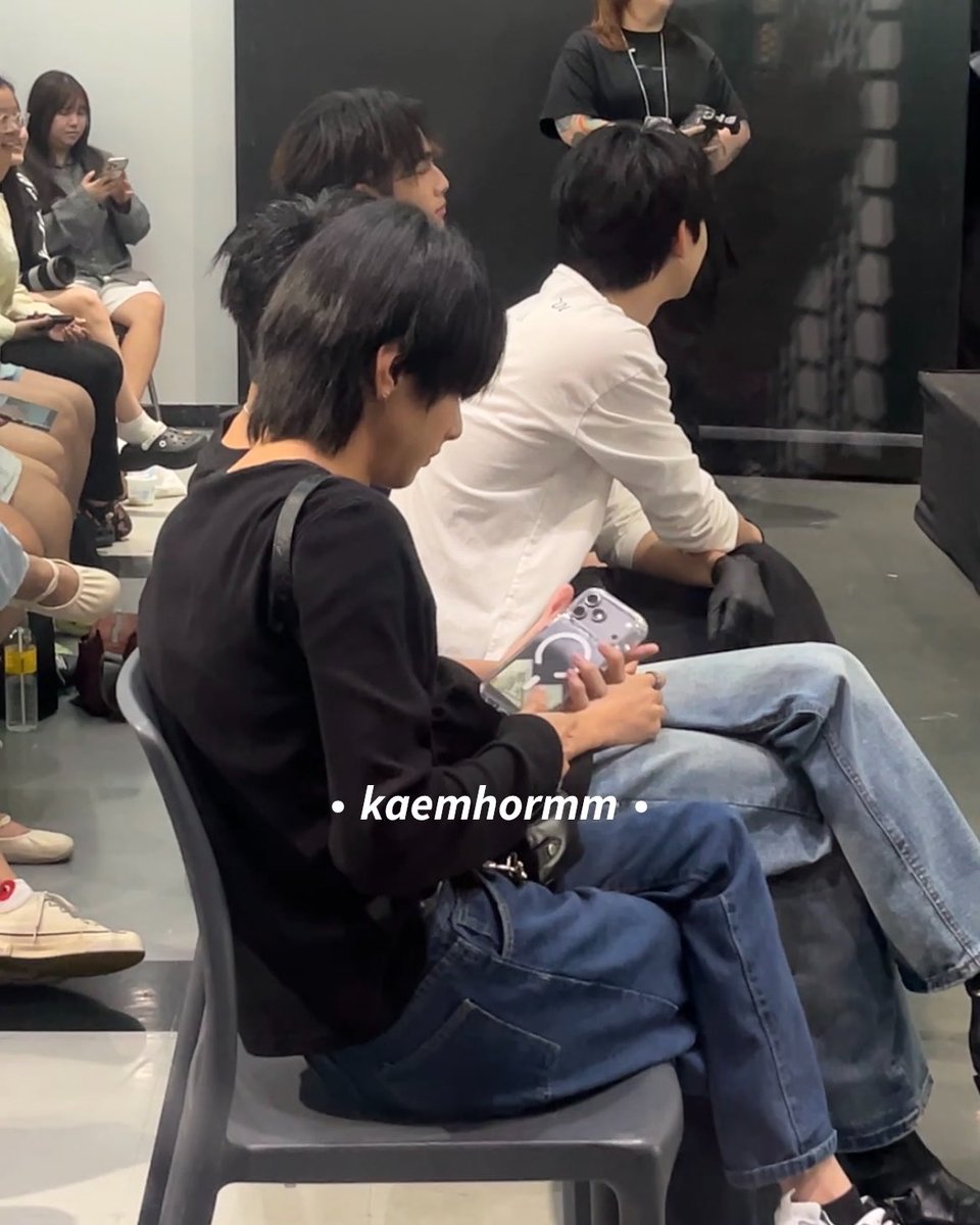 fynnelberry's tweet photo. ดาราก็เหมือนเราในด้านการใส่แบงค์ไว้หลังเคส 555555616 🤳🏻

#savewrg https://t.co/Olw92ka8uK