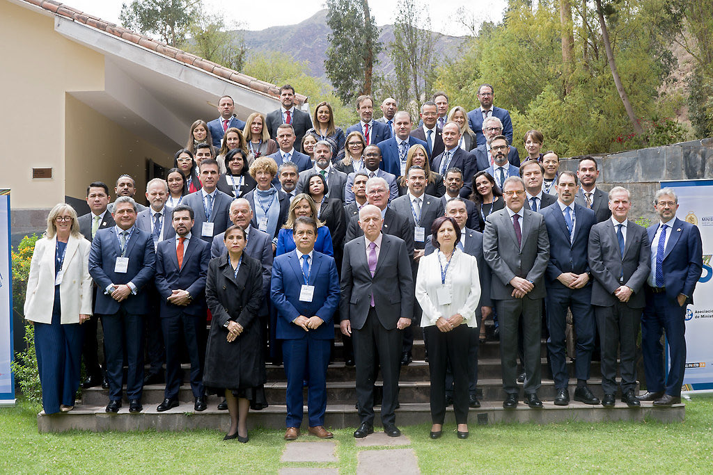 ProcuraduriaRD's tweet photo. Noticias | Procuradora General aboga en Perú por profundizar la persecución penal estratégica transnacional contra el crimen organizado

@AIAMP_ @AIAMP_Pdencia 

https://t.co/LkWuDJTV8a https://t.co/aWH6BcGtQw