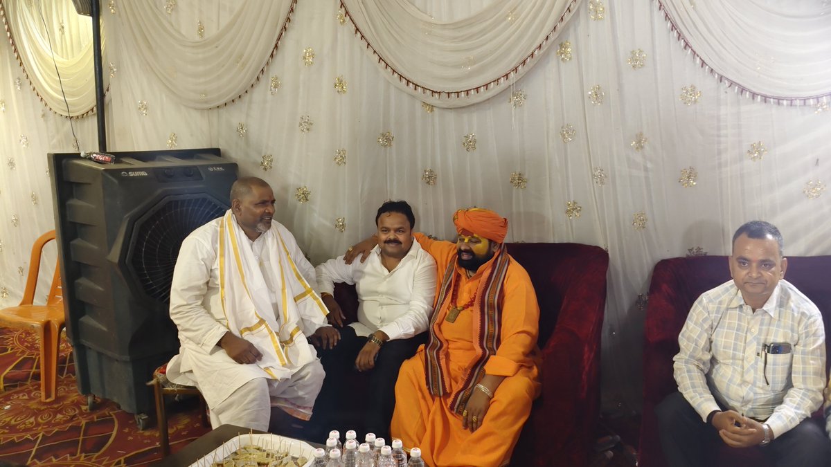 svivek123bjp's tweet photo. लोकप्रिय मा.विधायक श्री विनय प्रकाश गौड़ जी के स्व. पिताजी के ब्रह्मभोज में सम्मिलित होकर श्रद्धांजलि अर्पित की।
ईश्वर से प्रार्थना है कि पुण्यात्मा को अपने श्रीचरणों में स्थान प्रदान करें तथा शोक संतप्त परिवार को इस कठिन समय में धैर्य, संबल एवं दुःख सहने की शक्ति प्रदान करें। https://t.co/4ZHRUOM3md