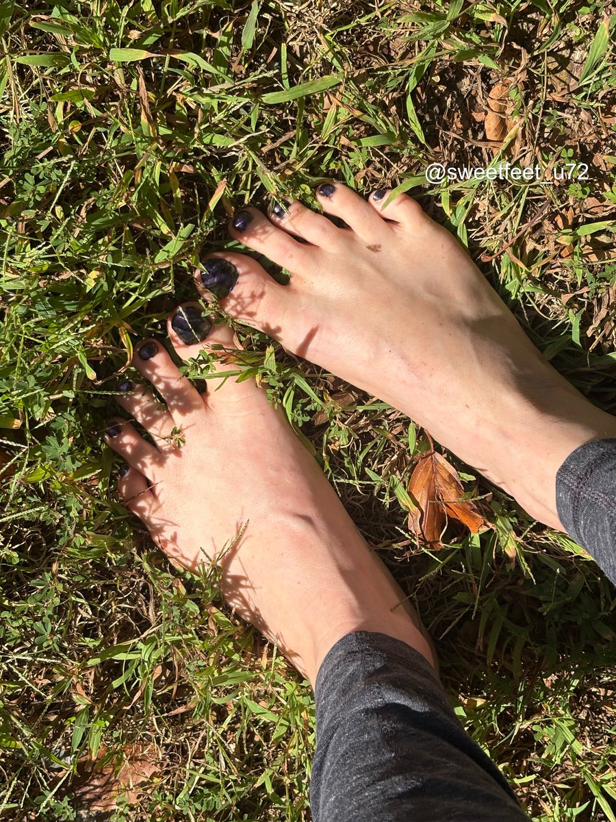 sweetfeet_u72's tweet photo. Such a pretty day out! Love the ☀️! 👣💛 Would love to chat! Come on over and chat with me! Link in bio. 
#feetfetish #feetlover #footfetish #customfeetpics https://t.co/xbVUgs7PWU