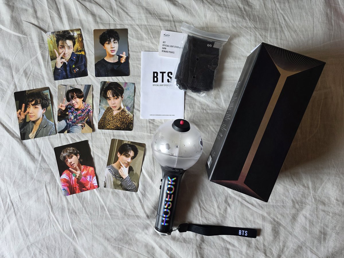 itsworldyeol's tweet photo. [VENDO/VENDA] BTS ARMY Bomb ver. 3 OFICIAL

R$ 200,00 + frete
Completa com todos os photocards + outros itens.
Conecta com o Bluetooth 
Mando mais fotos e videos na dm https://t.co/pmn3dyMu32