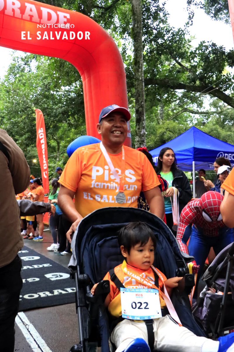 NoticieroSLV's tweet photo. Niños, acompañados de sus familias, participaron en la Píos Family Run 2026, realizada en el Parque El Cafetalón, en Santa Tecla. https://t.co/NmFd6BHj5t