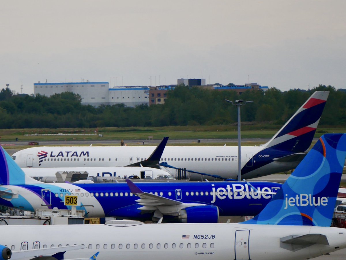 yossyB6's tweet photo. JetBlueさんにかなり妨害されてますが
ラタム航空チリ
2012年にチリの「ラン航空」とブラジルの「タム航空」が合併してできた航空会社らしいです
Latin AmericaのLATAMじゃなかったのね
テバロクさん🥰
#latamairlines
#cccwf
#jfk https://t.co/hbApLoInCr