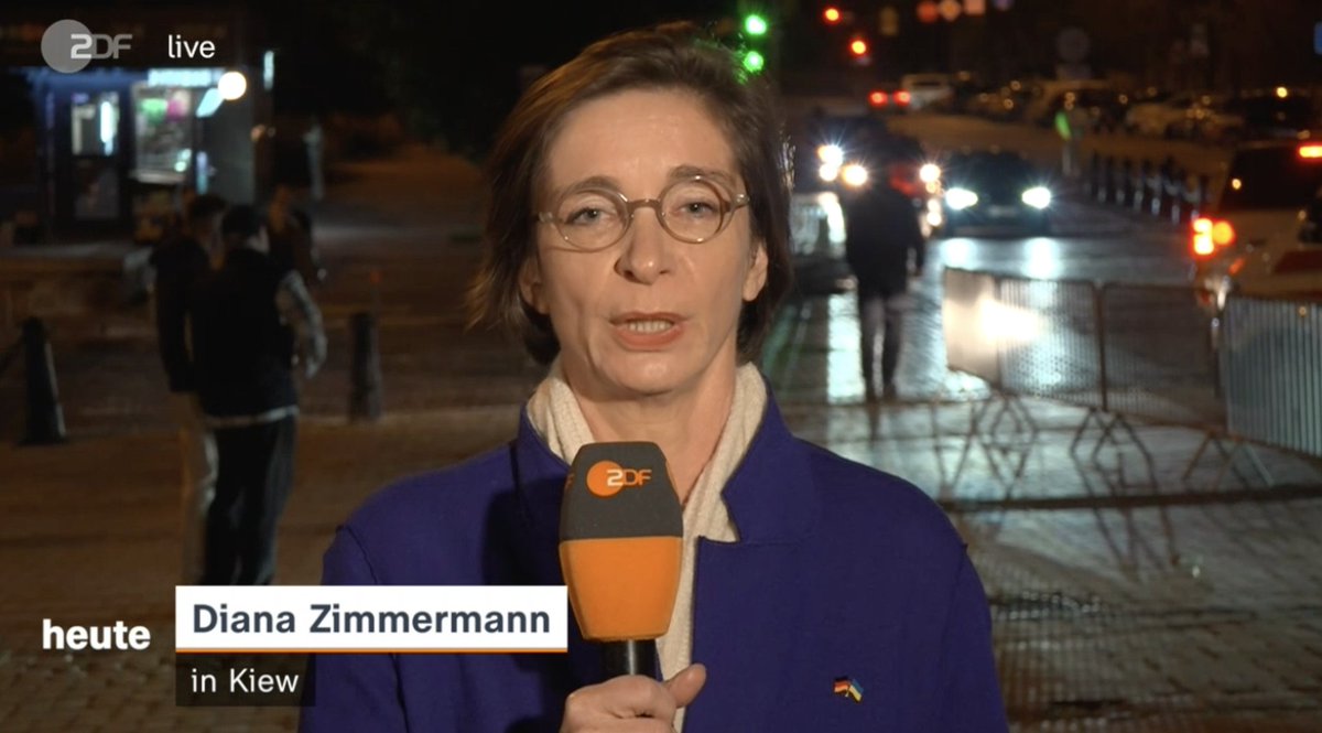 DrKissler's tweet photo. ZDF-Journalistin Diana Zimmermann begreift sich offenbar in Kiew als Regierungssprecherin. An ihrem Revers prangen, ineinander verschränkt, die ukrainische und die deutsche Flagge. https://t.co/N5MRCwIxRk