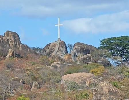 ayubu_madenge's tweet photo. Eneo la katikati kabisa mwa Tanzania ni Kijiji cha Sukumahela kilichopo Manyoni Mkoa wa Singida. Ukipima Kijografia kutoka pande zote za dunia, utagundua kuwa hapo ndipo katikati mwa Tanzania. Wakoloni Wajerumani waliweka alama ya Msalaba juu ya Mlima uliopo eneo hilo. https://t.co/48D0Y5SI6y