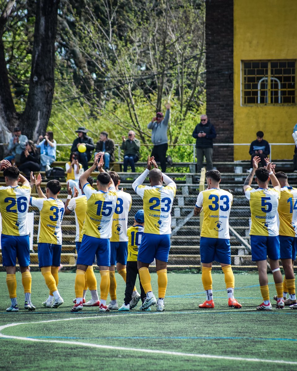 CABellaVista's tweet photo. Los 1️⃣1️⃣ y el saludo a nuestra gente. 

#GarraYCalidad | #SomosBellaVista🟡⚪️ https://t.co/WKAZqxUNYi