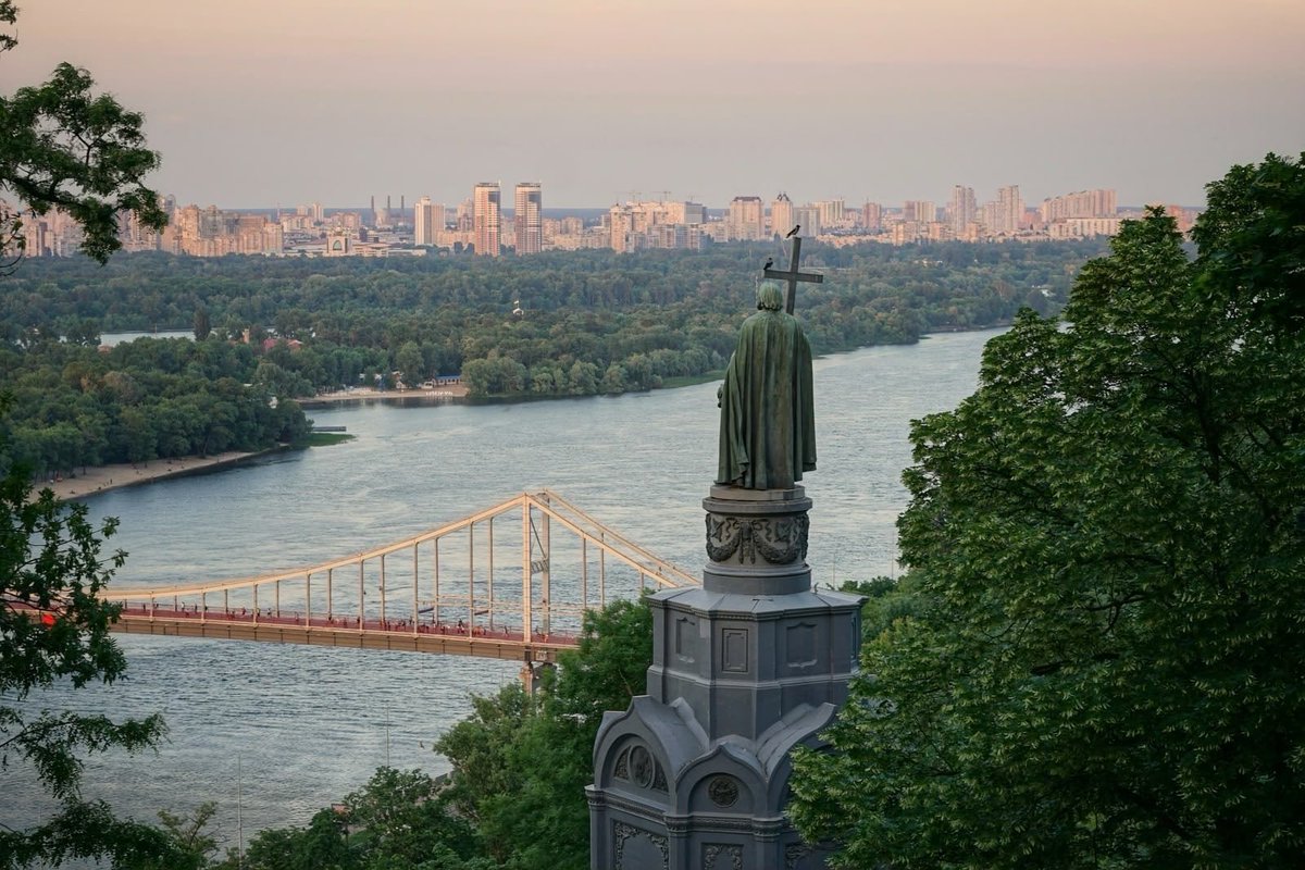 Embassy_PT's tweet photo. Together with other Heads of Mission in Kyiv we take note with concern of the Russian MFA's threat against diplomats and foreign citizens in Ukraine. 

Russia is bound by the Vienna Convention and international humanitarian law.

We stay in Kyiv. 🇵🇹🇺🇦 https://t.co/2Qx2GZaKmL