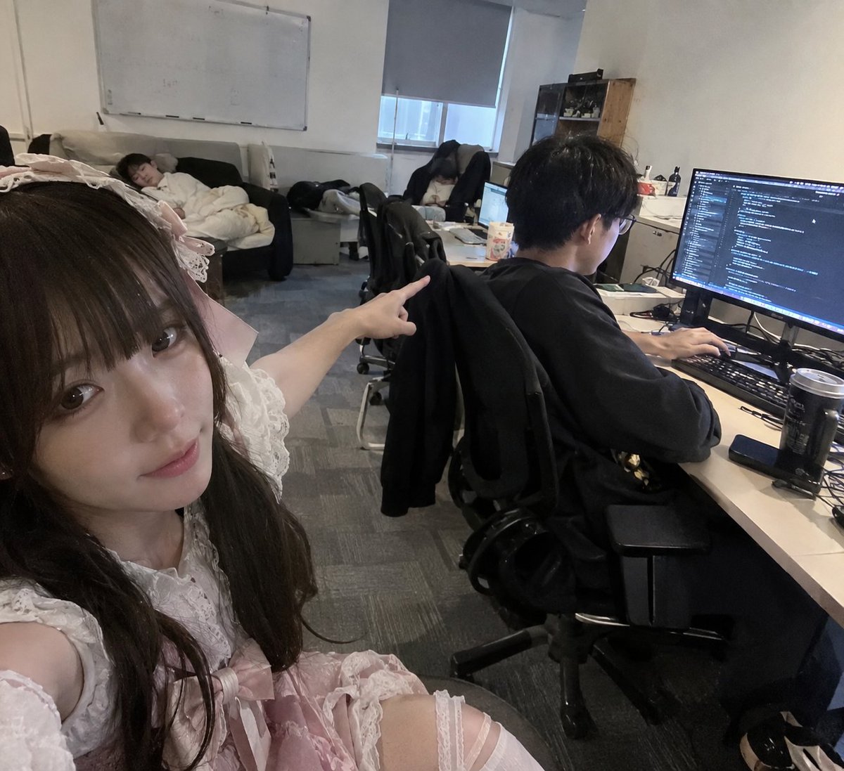 jumengyun's tweet photo. 哈哈，技术老师一直在加班
因为他每天都要维护网络
竟然连饭都忘了吃
只是敬业的老师
虽然，我有点喜欢他❤️*罒▽罒*
但是工作归工作
恋爱归恋爱
加油，努力赚钱，改变生活🤓
为��给他上点压力，这里就可以
https://t.co/9eoZAwdhBI
最后，我爱你宝贝 https://t.co/DdLxzJ7tot