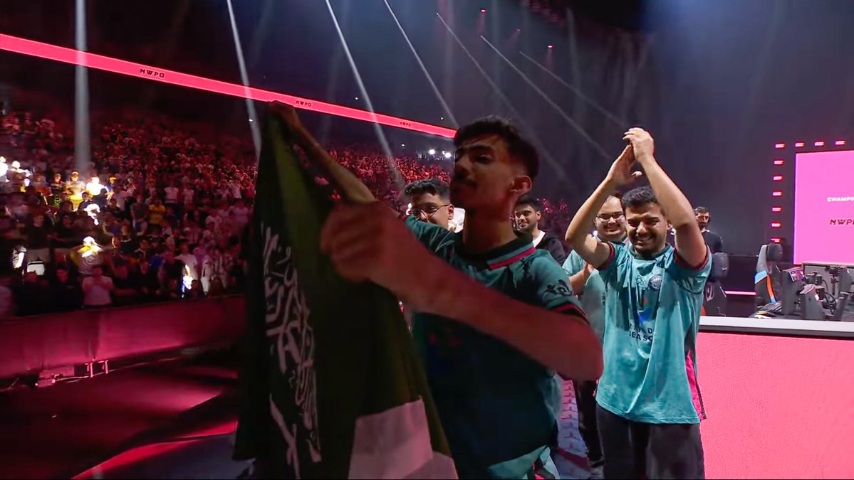 TwisMinds's tweet photo. مثل بلادك ولك الشرف 🇸🇦

بطلنا @Nwporl_ ممثلًا للأخضر السعودي في نهائيات العالم FIFAe للعبة روكيت ليق 🧠

فالكم الكأس #معاك_يالاخضر 💚 https://t.co/pcOh3GcEBV