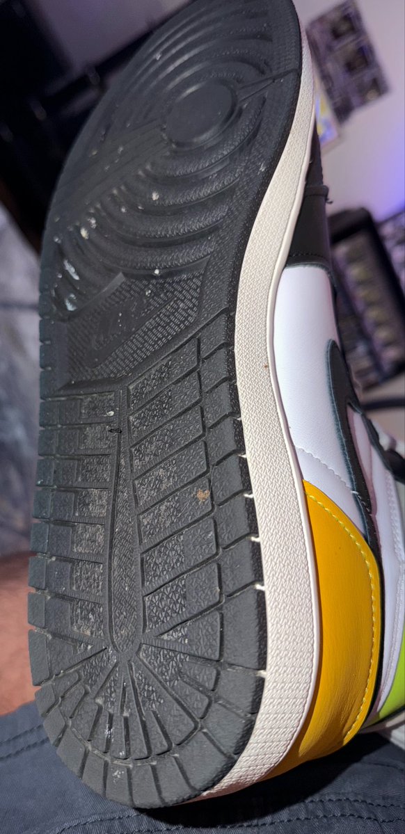 JsNDunks's tweet photo. Jordan 1 High Volt https://t.co/xISdAHtKoo