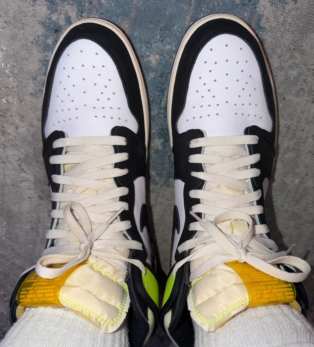 JsNDunks's tweet photo. Jordan 1 High Volt https://t.co/xISdAHtKoo