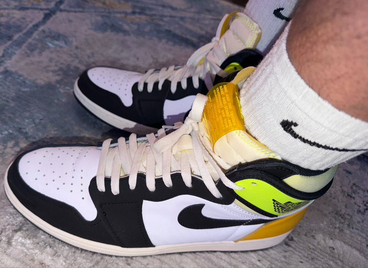 JsNDunks's tweet photo. Jordan 1 High Volt https://t.co/xISdAHtKoo
