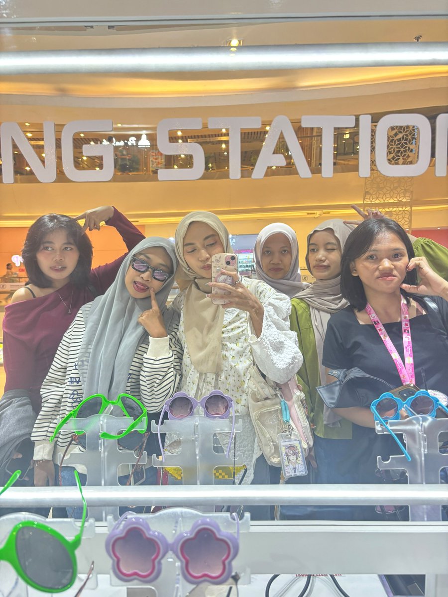 Shfira17's tweet photo. Bersama ewek cewek ntik @rwbyttland @ashell_lin @sooraisyy @madhinea keju https://t.co/Xb7NH94vBa