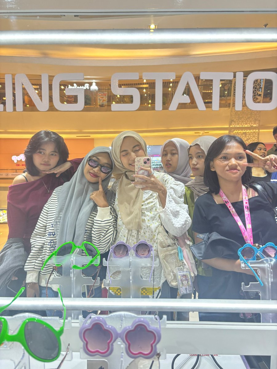Shfira17's tweet photo. Bersama ewek cewek ntik @rwbyttland @ashell_lin @sooraisyy @madhinea keju https://t.co/Xb7NH94vBa