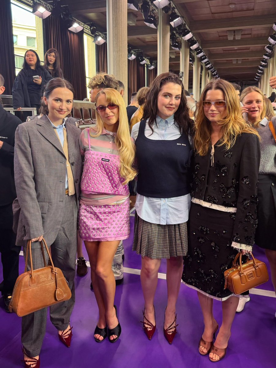 ellabrightes_'s tweet photo. 💜 Ella Bright junto a Mckenna Grace, Maude Apatow y Rain Spencer en el desfile de Miu Miu en París  

📸 @/mckennagraceful vía Instagram https://t.co/sk4RXzcDKW