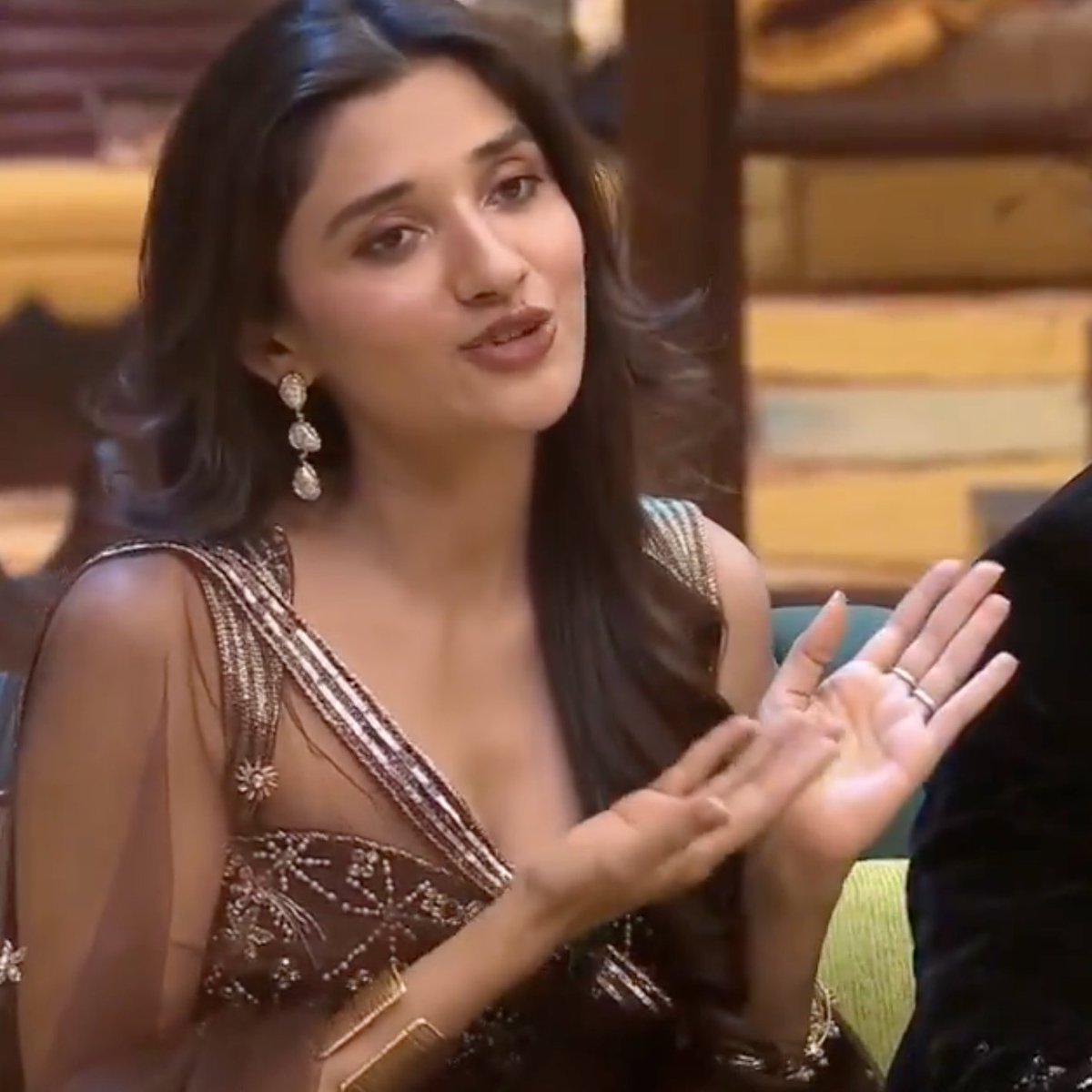 BollySpy's tweet photo. #BiggBoss20 | #KanikaMann To #SaraAliKhan: #QaziTouqeer Ko Aap Itna Kyon Chadha Rahe Hai..

DO You Think Kanika Is Jealous?

RT --> YES
LIKE --> NO https://t.co/XfhAO86NeA