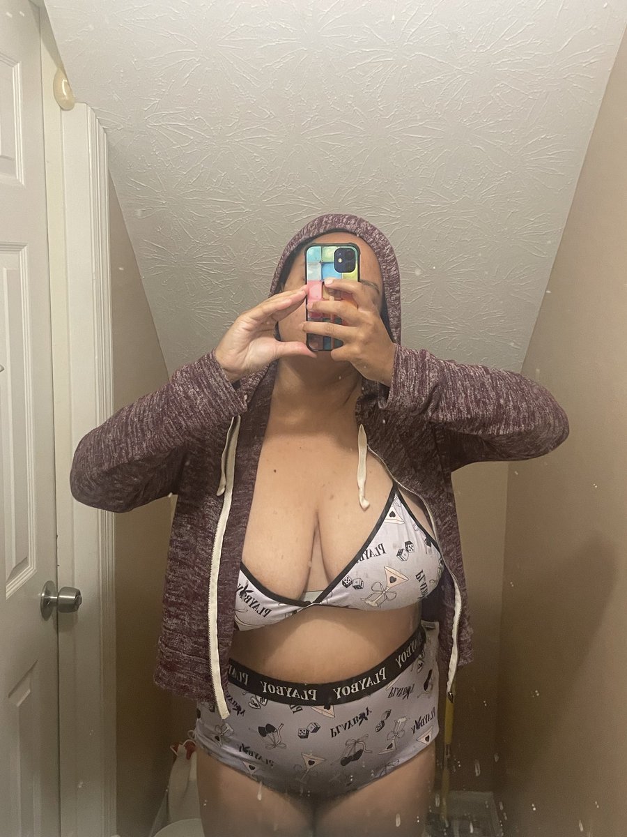 Mae_dead_'s tweet photo. My favorite type of days, rainy cold ones. Need someone to snuggle and do art projects with https://t.co/98LtljNVGf