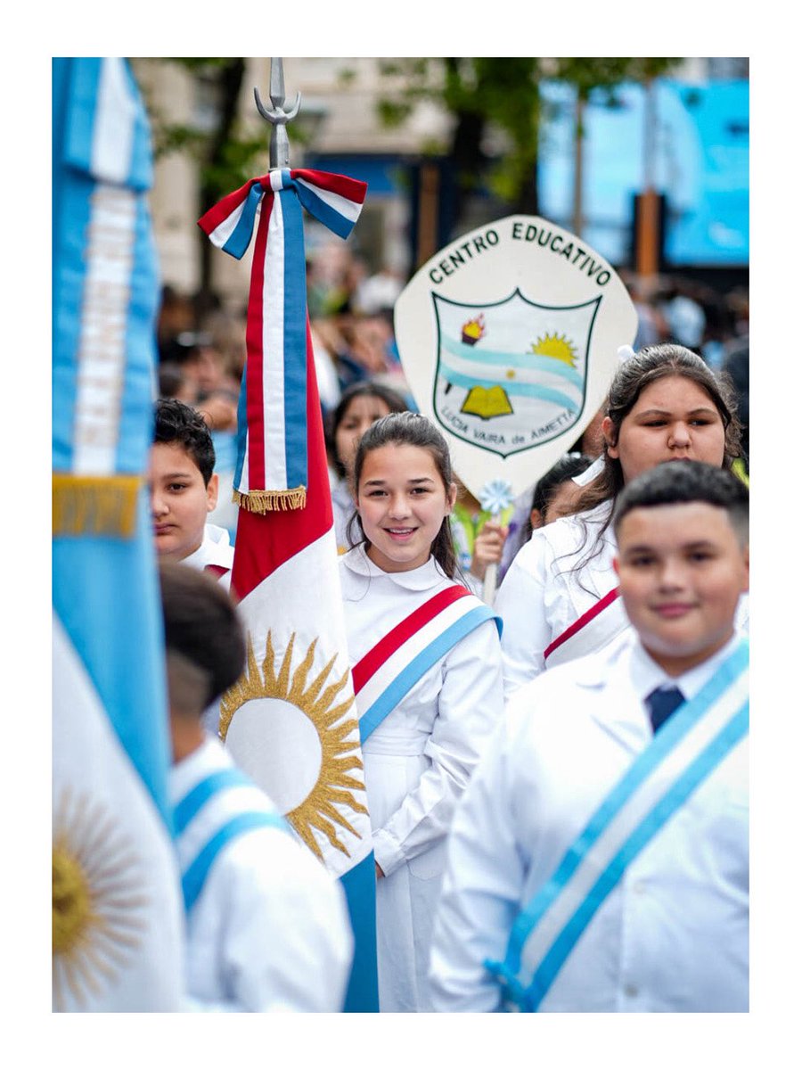 MartinLlaryora's tweet photo. ¡FELICES 140 AÑOS SAN FRANCISCO!

Mi ciudad natal cumplió 140 años y fue una enorme alegría poder celebrarlo junto a su gente y a las instituciones que todos los días hacen grande a #SanFrancisco.

Me siento un vecino más de esta querida ciudad, por eso compartir este aniversario tiene para mí un significado muy especial. Cientos de vecinos y familias se acercaron a la calle 25 de Mayo para acompañar el acto central y el tradicional desfile. Fue una verdadera fiesta de toda la comunidad.

Quiero agradecer especialmente a las fuerzas de seguridad, escuelas, colectividades, agrupaciones gauchas, clubes, veteranos de Malvinas, instituciones culturales y a cada una de las organizaciones que fueron parte de esta celebración. San Francisco es lo que es gracias al empuje y al compromiso de su gente.

#HacerParaCrecer
