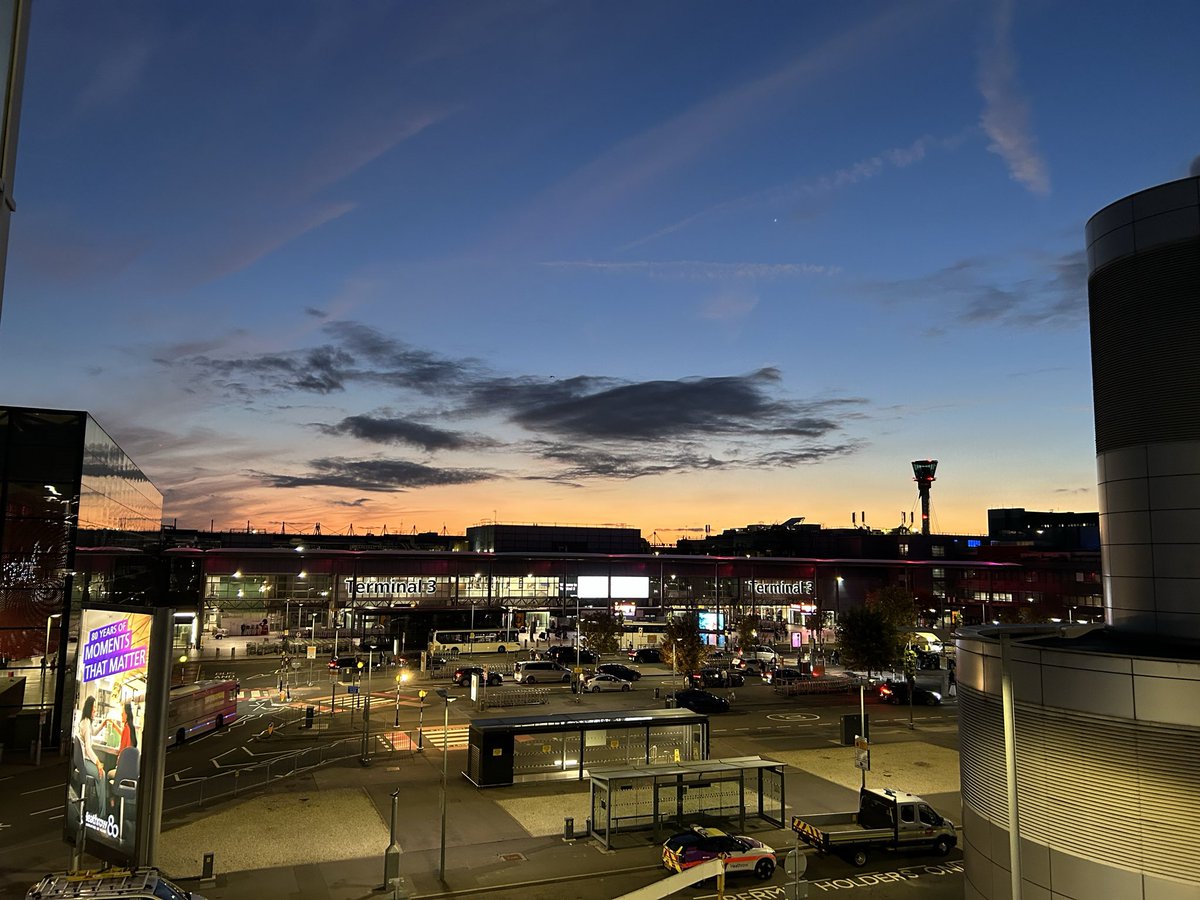 GhostJunta's tweet photo. Heathrow sunset https://t.co/nrgAPmFlQD