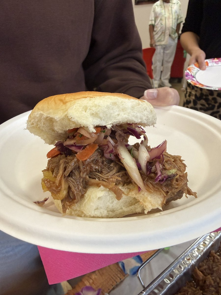 Anteats214's tweet photo. Last nights catering for a Hawaiian theme party! We did sweet pulled pork and bbq chicken sliders with pineapple coleslaw and a macaroni salad. Go follow Sin Embargo tacos on the insta. #dallascatering #sinembargo https://t.co/fLxFTmOKht