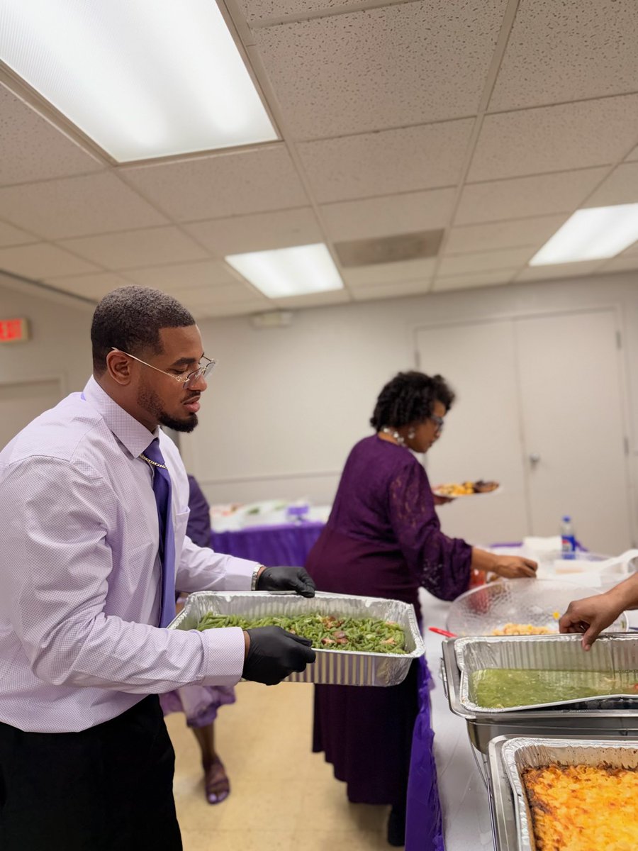 whatdafuckSean's tweet photo. Catering is really what I do and it started with family foreal! Parties, bbq���s, reunions.. my grandmas 80th bday party yesterday! #Nevernotworking #party #catering #purple #foodie #goodeats #Chef https://t.co/zGWEPKvQCP