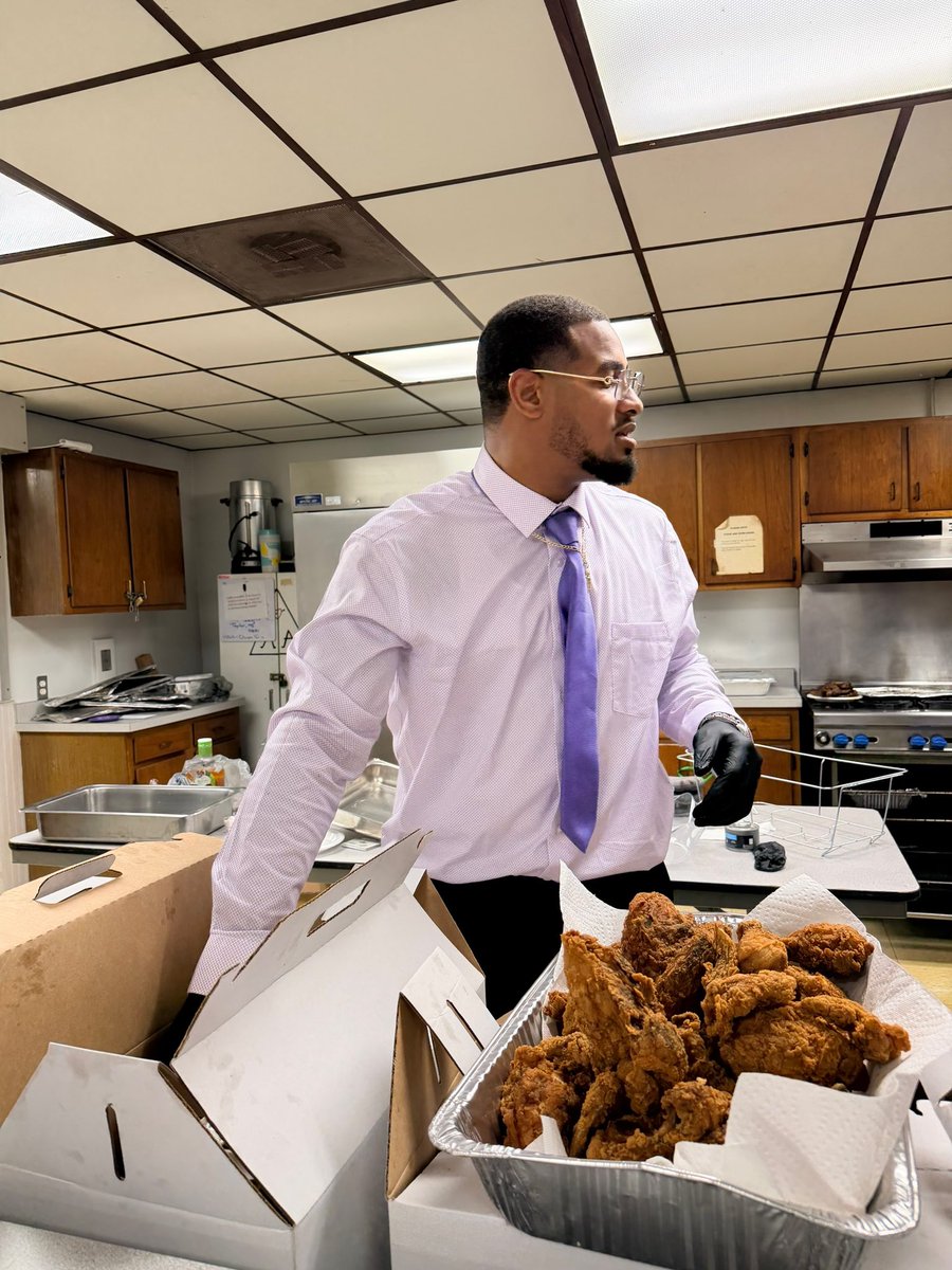 whatdafuckSean's tweet photo. Catering is really what I do and it started with family foreal! Parties, bbq���s, reunions.. my grandmas 80th bday party yesterday! #Nevernotworking #party #catering #purple #foodie #goodeats #Chef https://t.co/zGWEPKvQCP