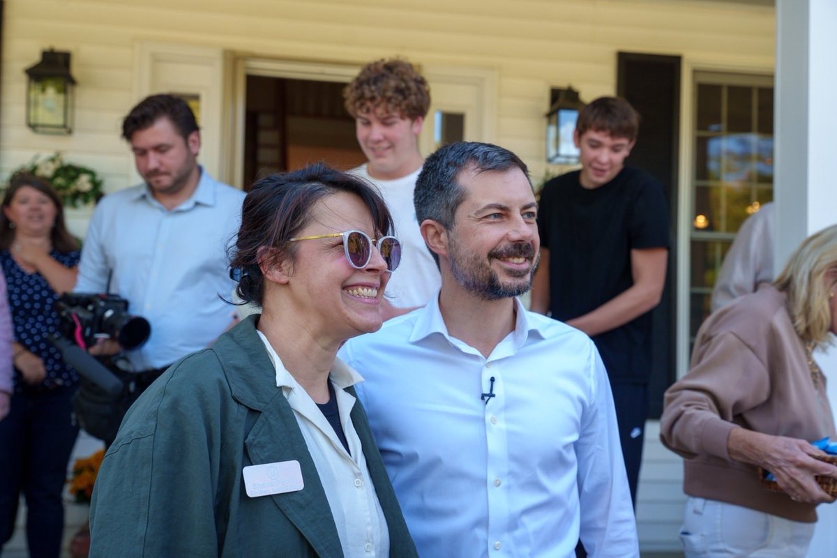 PeteButtigieg's tweet photo. Thanks to everyone - of all ages - who showed up on a Saturday to knock on doors and make sure our excellent Democratic candidates win up and down the ballot this November. https://t.co/C80YML2d4a