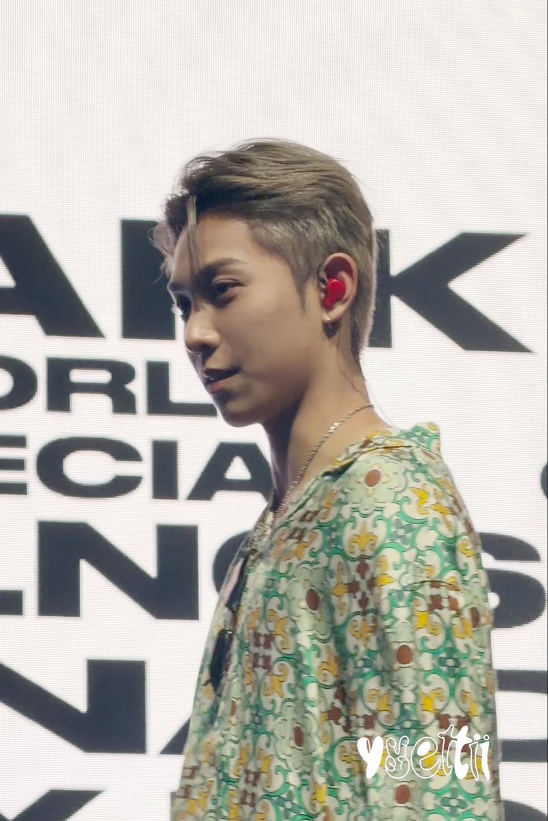 kweonohyul's tweet photo. udah guys, bukan mirip batik sekolah motif bajunya. ternyata mirip motif keramik😭 https://t.co/POjFHS0fAN