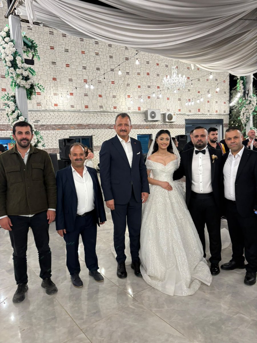 coskunali_01's tweet photo. Yıllara dayanan dostluğumuz ve aynı dava uğruna samimi emeğini hiçbir zaman esirgemeyen kıymetli kardeşim Mehmet Kurt’un kardeşi İbrahim ile kızımız Eylül’ün düğün merasimine; İlçe Başkan Yardımcılarımız Fatih Ünsal, Huzeyfe Akkoç ve Mustafa Turan ile birlikte katılarak mutluluklarına ortak olduk.

​Rabbim genç çiftimize ömür boyu sağlık, huzur, muhabbet ve saadet nasip eylesin; bir ömür boyu el ele, gönül gönüle nice güzel yıllar nasip etsin.
