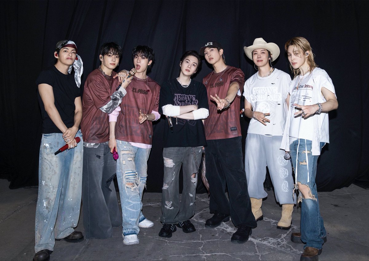 7bonobonoya7's tweet photo. There’s nothing quite like seeing our precious seven reunited with their ARMY #ARIASBTS https://t.co/JIvmi5GNh8